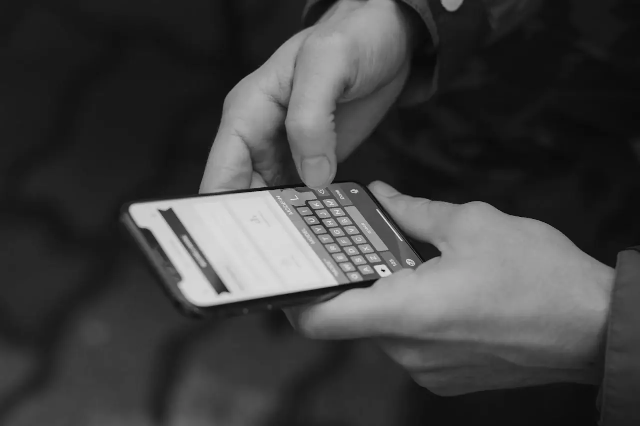 Akıllı telefonunda gezinen iki el