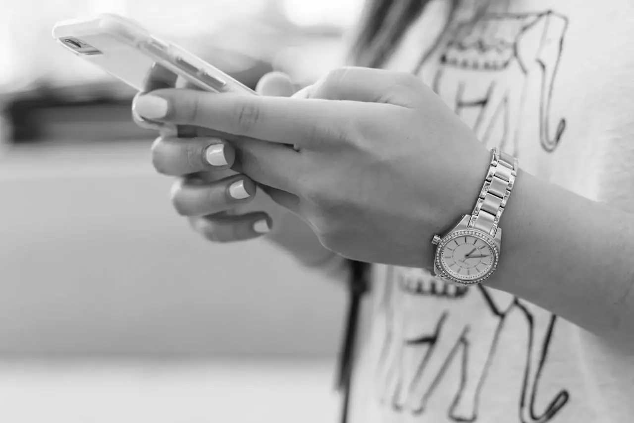 Akıllı telefonuna bakan bir kadının elleri